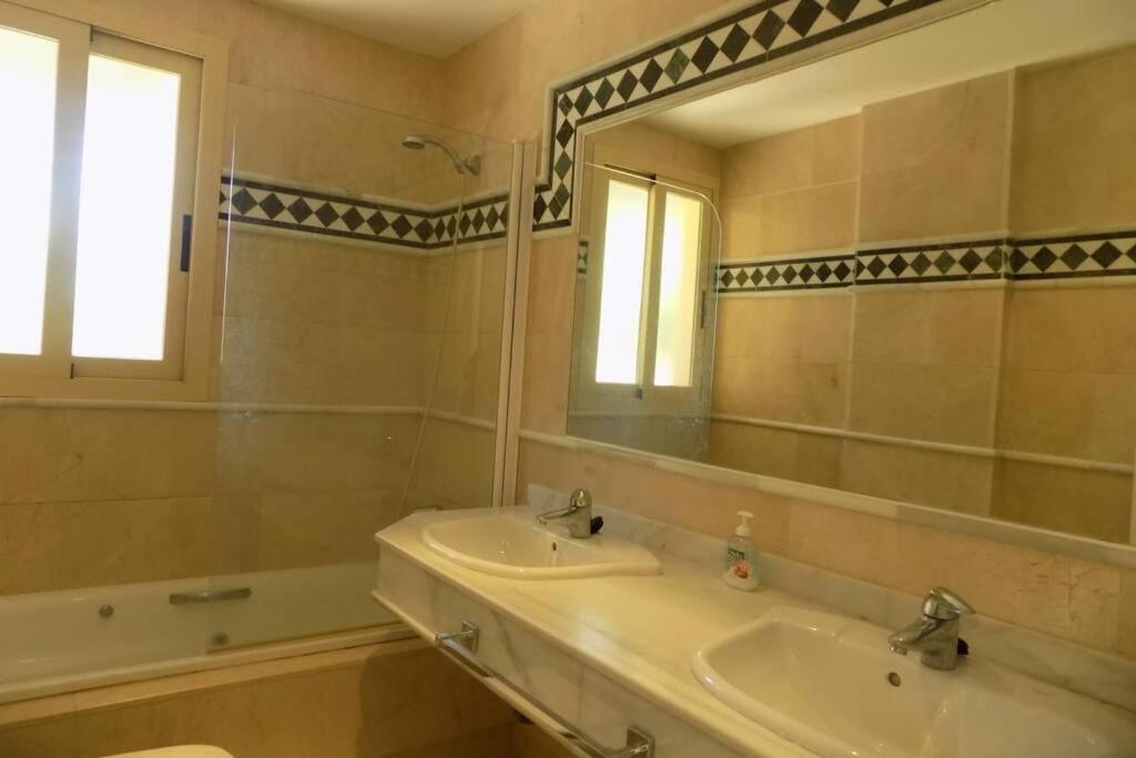 מארבלה Fuente Aloha Apartment מראה חיצוני תמונה